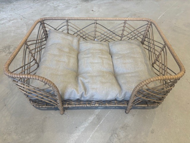 Hundbädd Brun 66x46x26 med ljusgrå dyna på ett betonggolv.