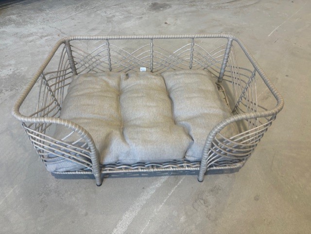 Hundbädd Grå 66X46X26 med grå kudde är placerad på ett betonggolv.