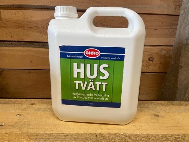 En vit 4-liters Hustvätt-behållare på en träyta.