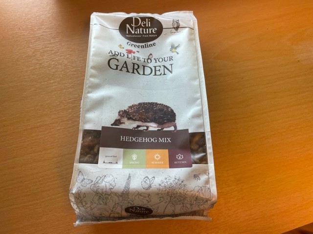 En påse med Igelkottsmat 600g på en träyta.