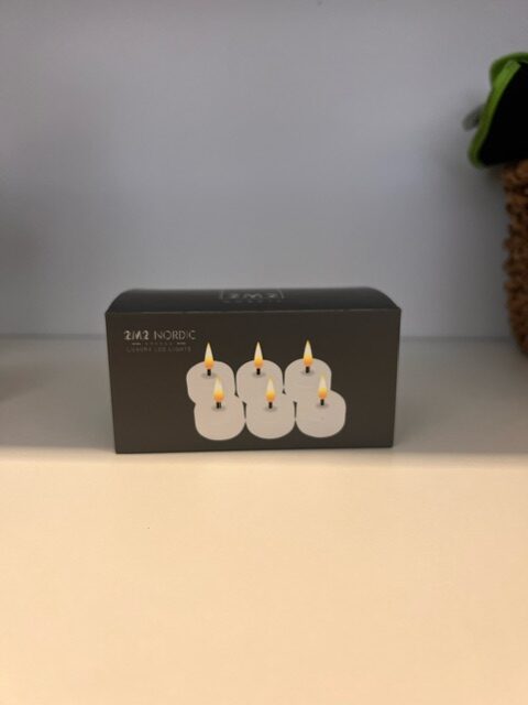 En låda med LED WAX TEALIGHT 6-PK D3,5 ljus på en vit yta.