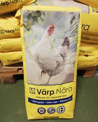 En gul 15 kg Värp Nära kycklingfoderpåse med en vit höna avbildad på framsidan.