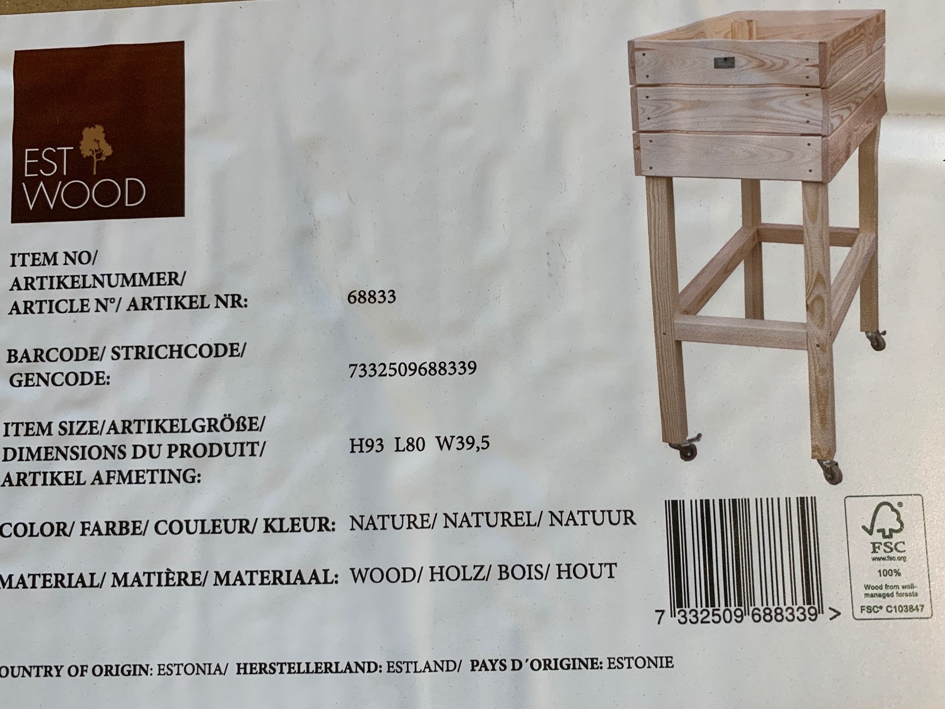 En rullvagn av trä med lådor och handtag, mot en vit bakgrund.