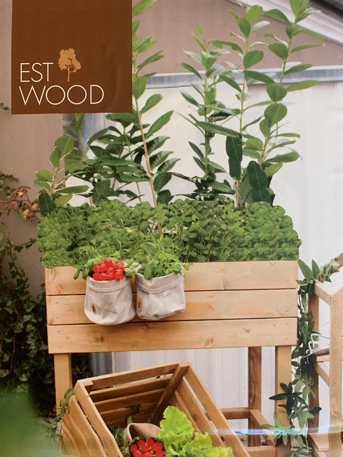 Planteringslåda i trä med gröna växter och två små tygpåsar med röda rädisor.