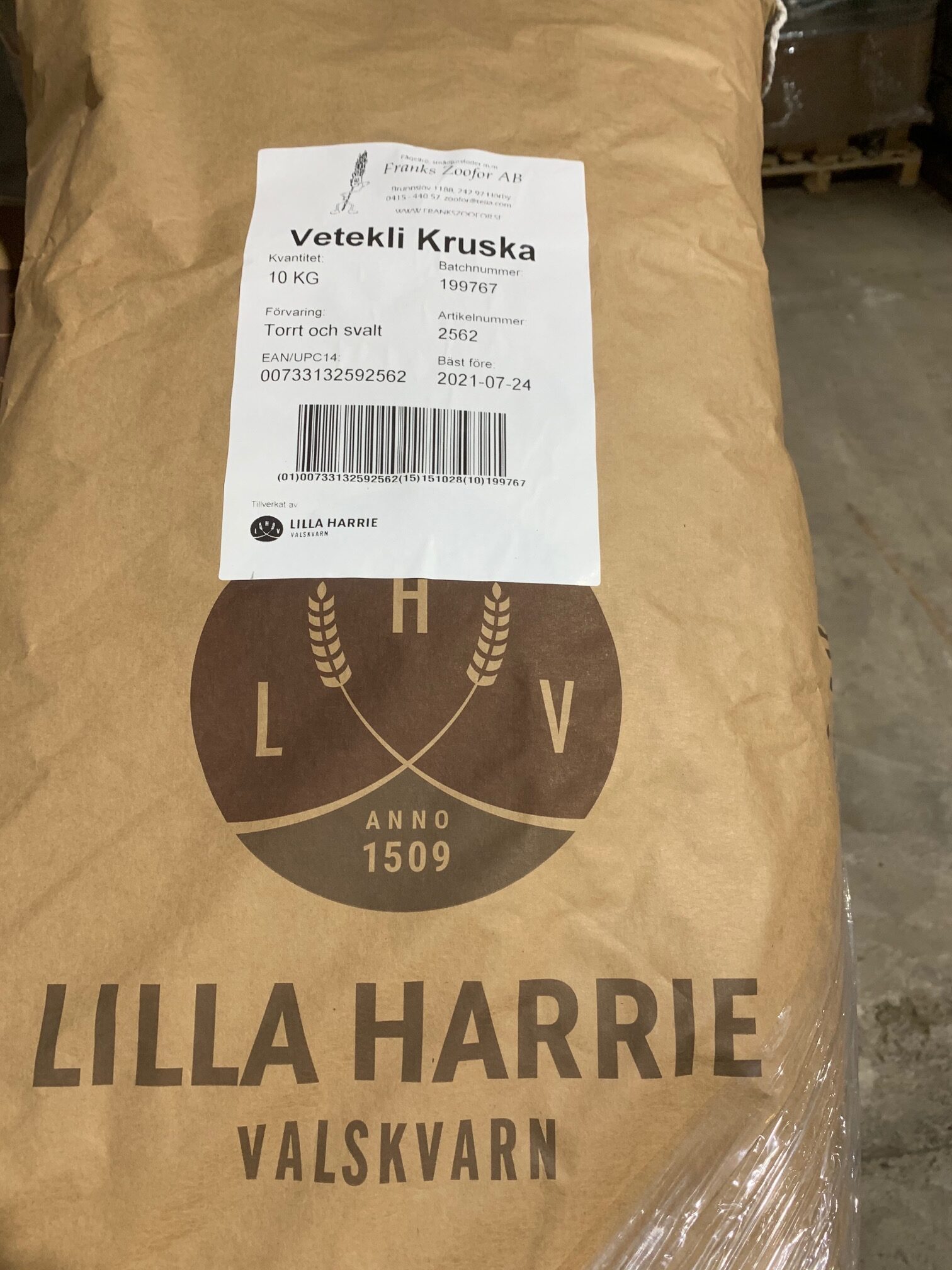 En 10 kg brun papperspåse märkt Vetekli från Lilla Harrie Valskvarn.