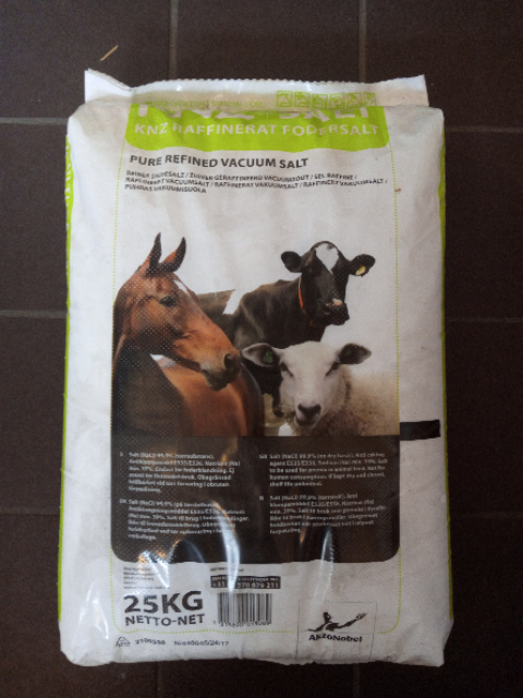 Salt knz, 25 kg påse med bilder av en häst, ko och får på förpackningen.