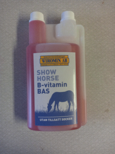 En 1L flaska Show horse B-Vitamin Bas med en hästbild på etiketten.