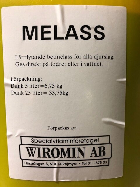 Etikett för Melass 15kg dunk; instruktioner & förpackning på svenska, med WIROMIN AB detaljer.