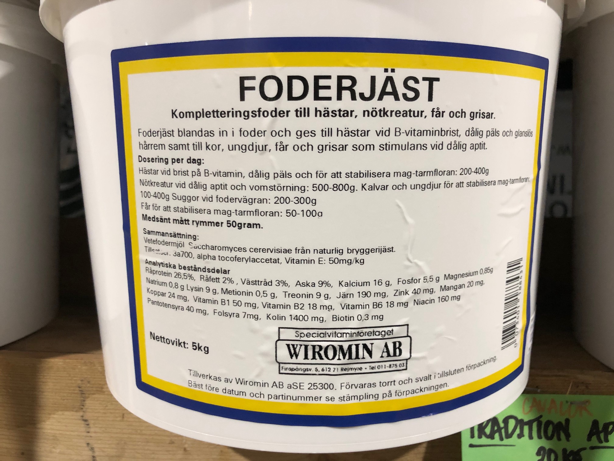 Etikett för FoderJäst 5 kg fodertillskott för hästar, nötkreatur, får och grisar.