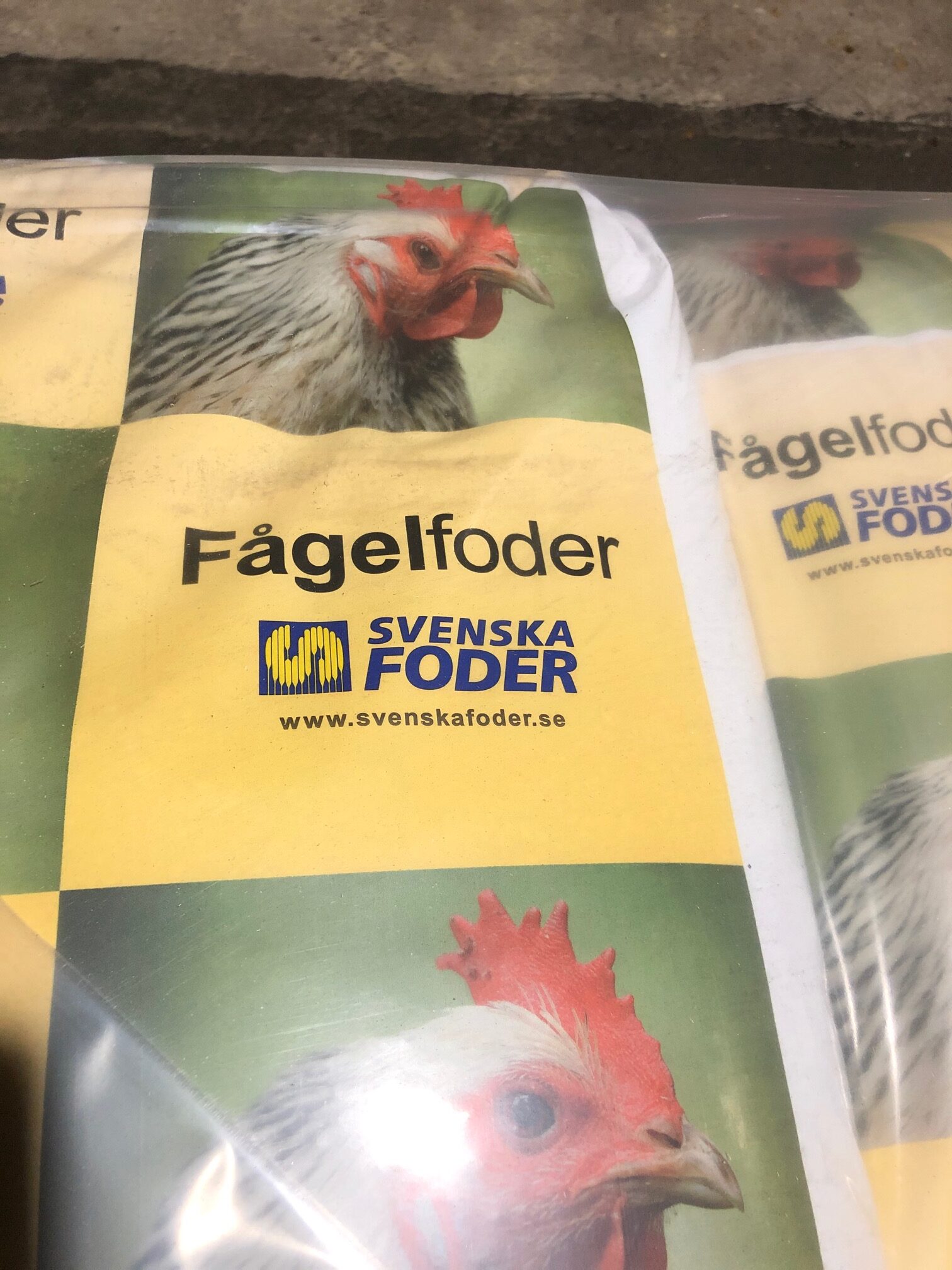 Svenskafoder Fågel start 15kg fågelfoderpåse med kyckling och Svenska Foder logotyp på förpackningen.