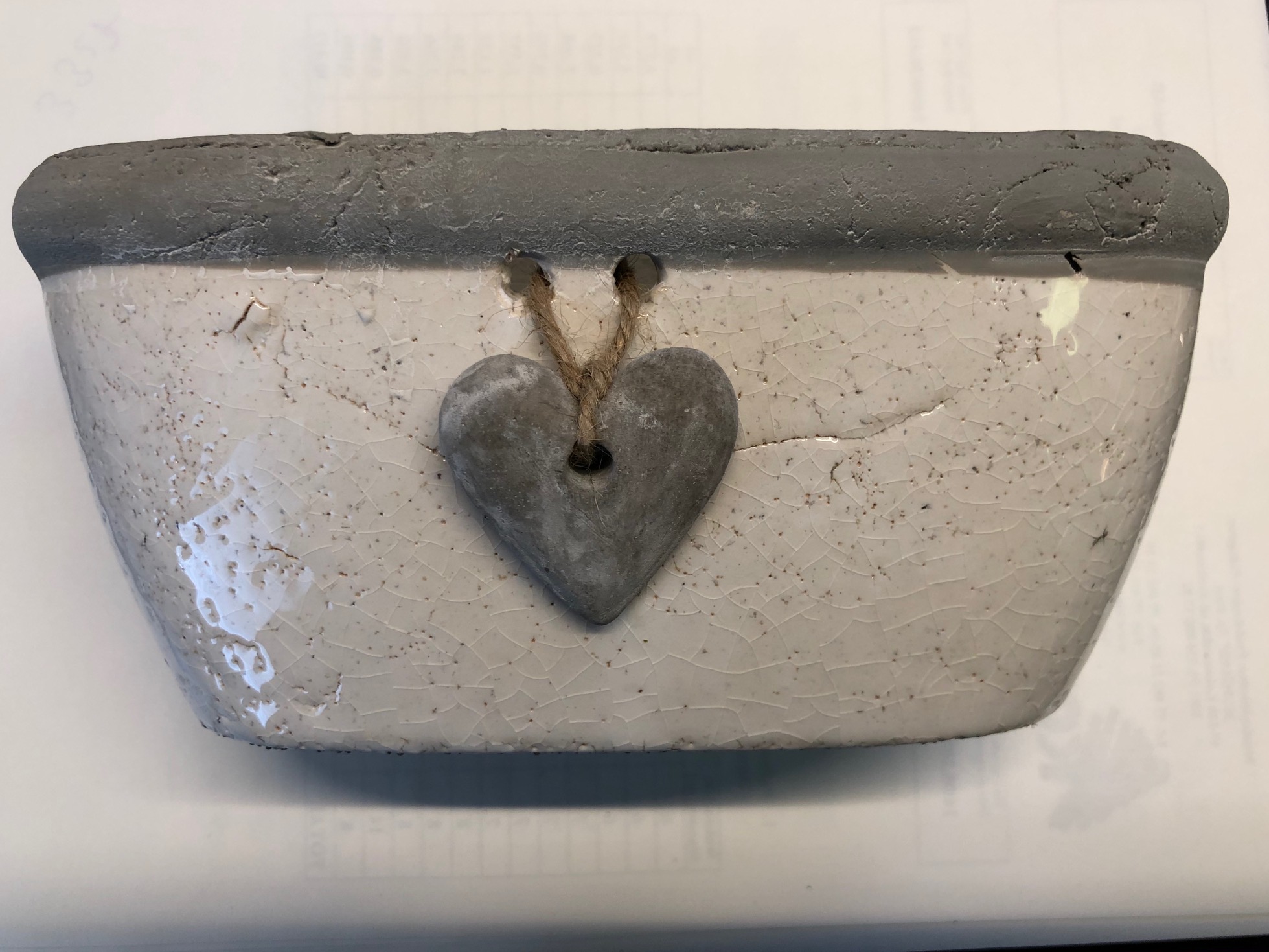 Skål med hjärta: Vit keramikkruka med grå kant och ett hängande grått hjärta på framsidan.