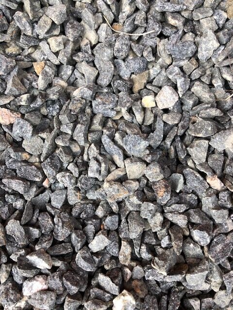 Närbild av Bigbag Makadam 8/11 grå/svart 600kg grå/svarta grusstenar.