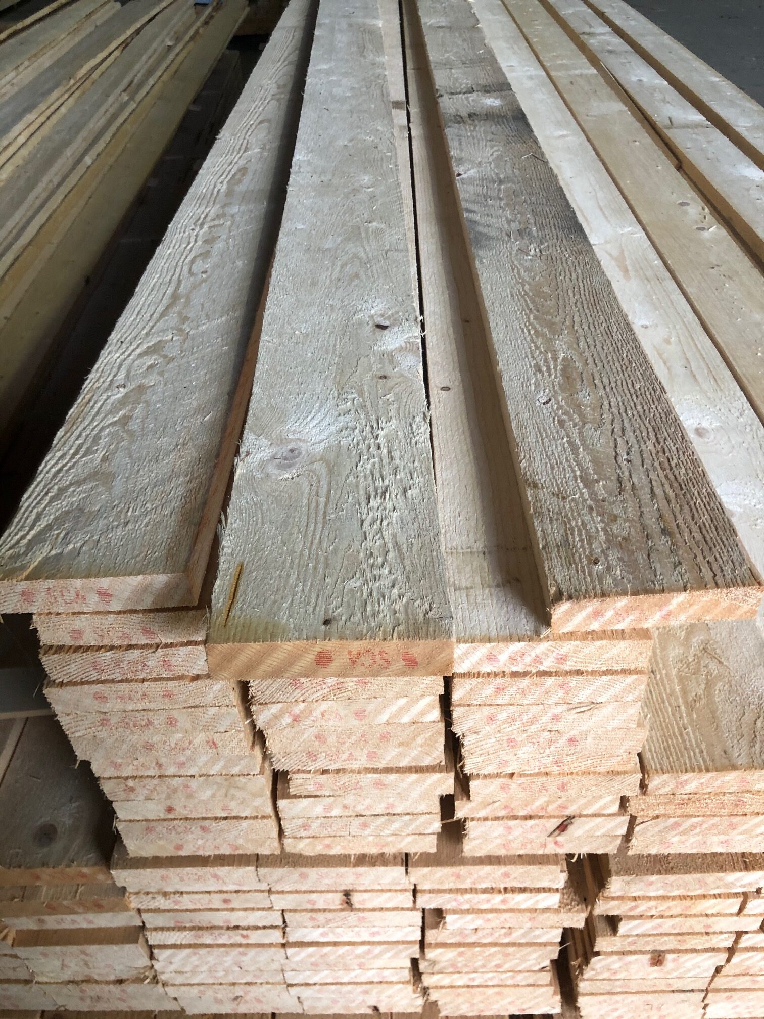 Klädselbräda 22*100 plankor, 15kr/m, prydligt staplade i lagerrader.