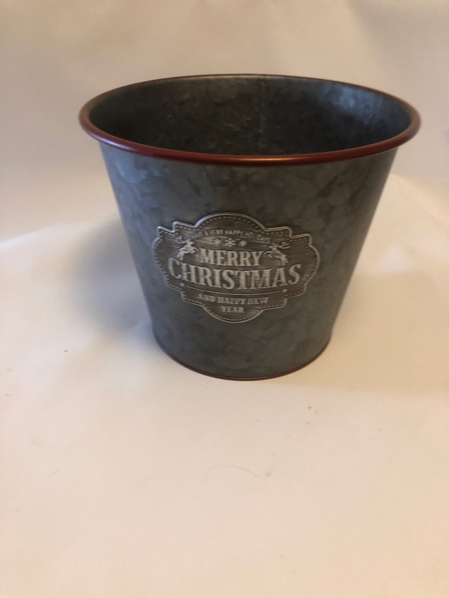 Zinkkruka Merry Christmas grå metallhink med festlig text på framsidan.