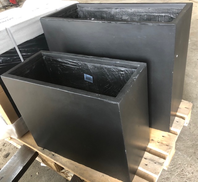 Två Kruka Fiber Svart rektangulär planteringskärl på en träpall.