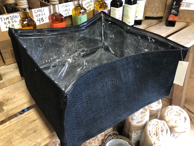 Kruka svart Juteväv tygkruka med plastfoder står på en butikshylla av trä.