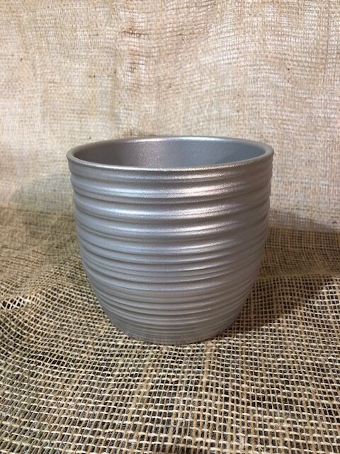 Keramikkruka Silver på en bakgrund av texturerat jutevävstyg.