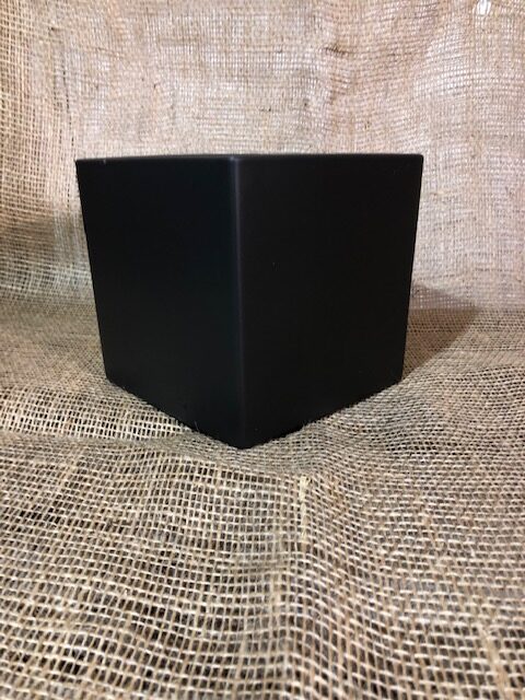 En Keramikkruka Antracite D 13 sitter på en bakgrund av säckvävstyg.