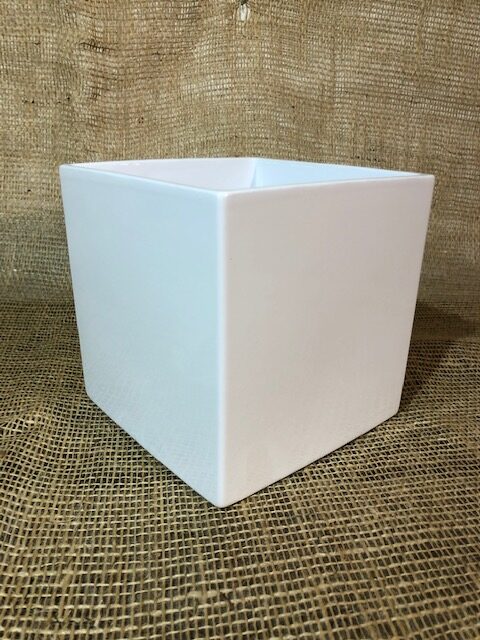 Kerami kruka Vit D13, en vanlig vit fyrkantig keramikbehållare, står på ett jutevävstyg.