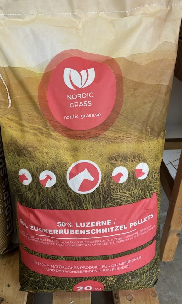 Nordic Grass Sockerbeta + Lusern 20 kg: 50% Luzerne/50% Zuckerrübenschnitzel Pellets.