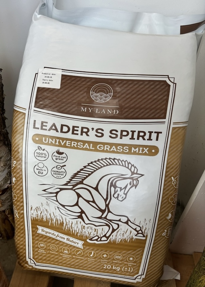 En 20 kg påse med Halmeko plastat hösilage 2025 med en hästgrafik på framsidan.