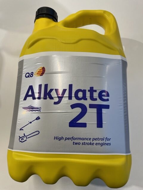 Gul 5L behållare märkt 2T Alkylatbensin för tvåtaktsmotorer, svart lock.