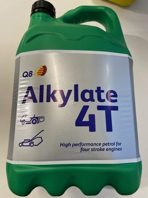 Grön 5L 4T Alkylatbensinbehållare för bensin, med ikoner för gräsklippare och trimmer.