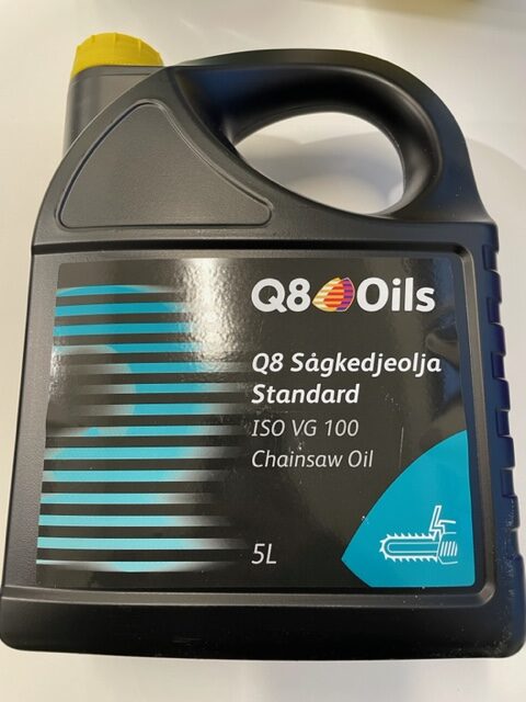 En 5L behållare med Q8 Sågkedjeolja 5L motorsågsolja.