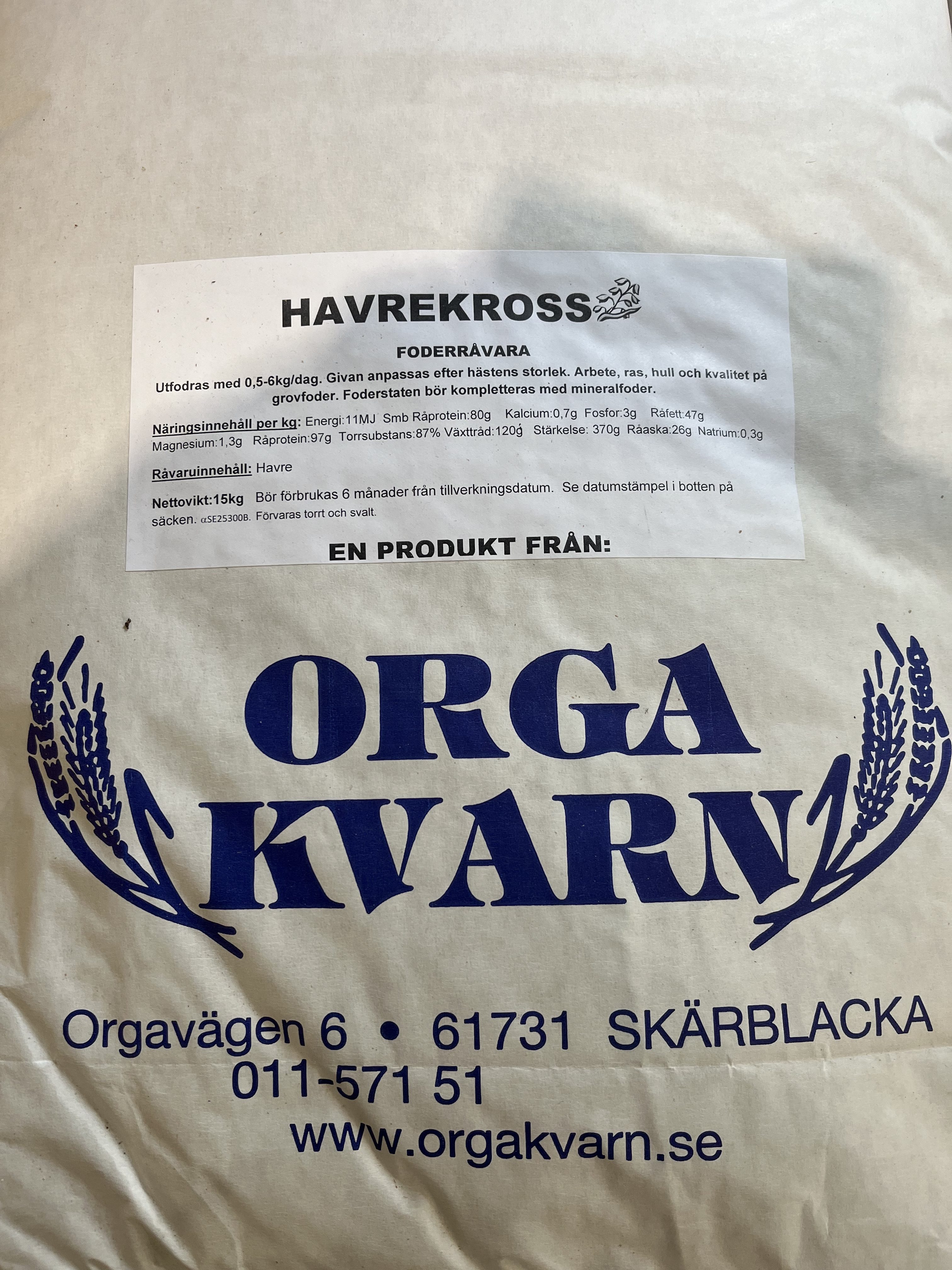 Påse Havre kross 15 kg med Orga Kvarns logotyp och kontaktuppgifter tryckta i blått.