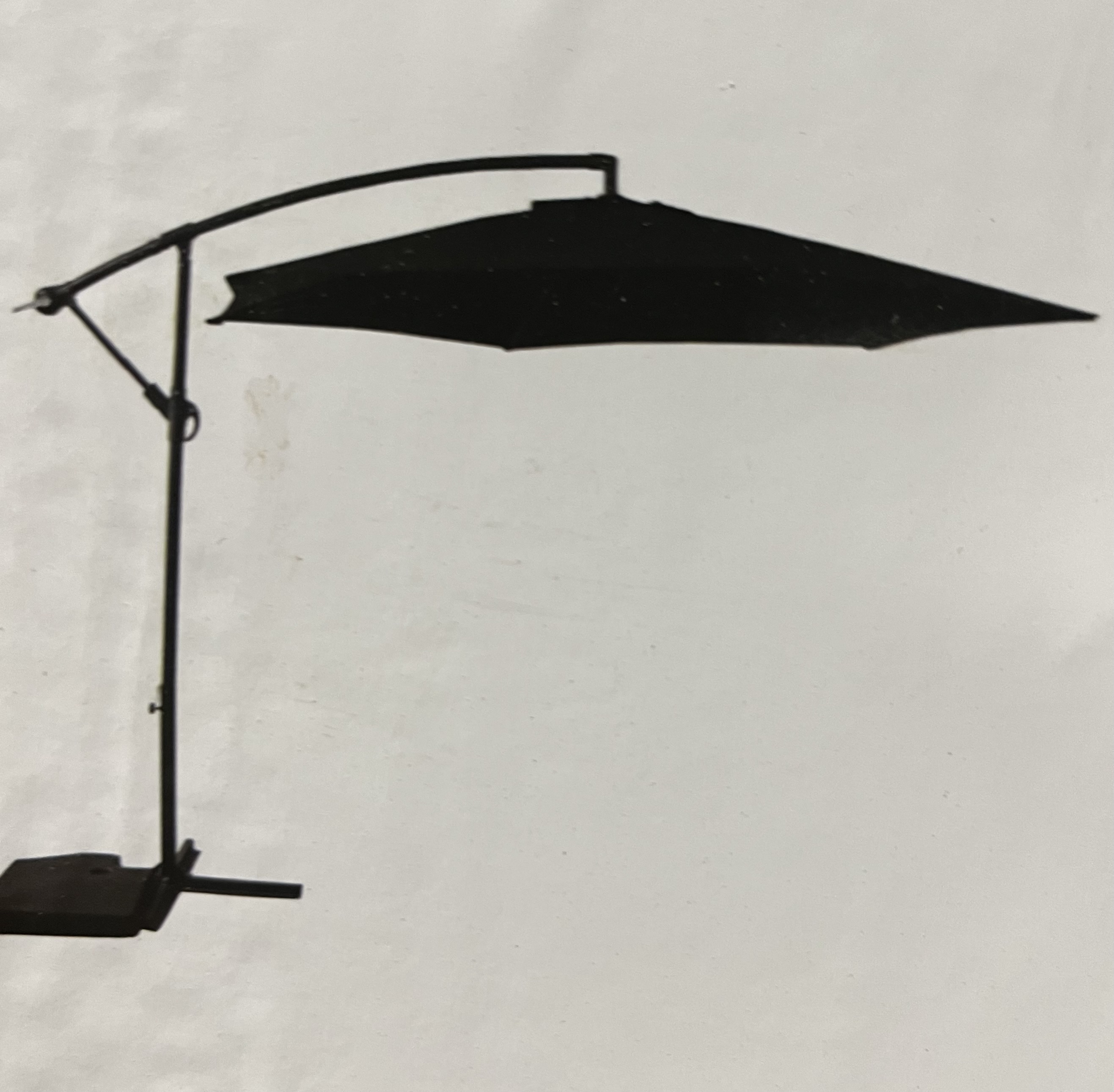 Ett grått parasoll D3M med böjd ställning mot en vit bakgrund.