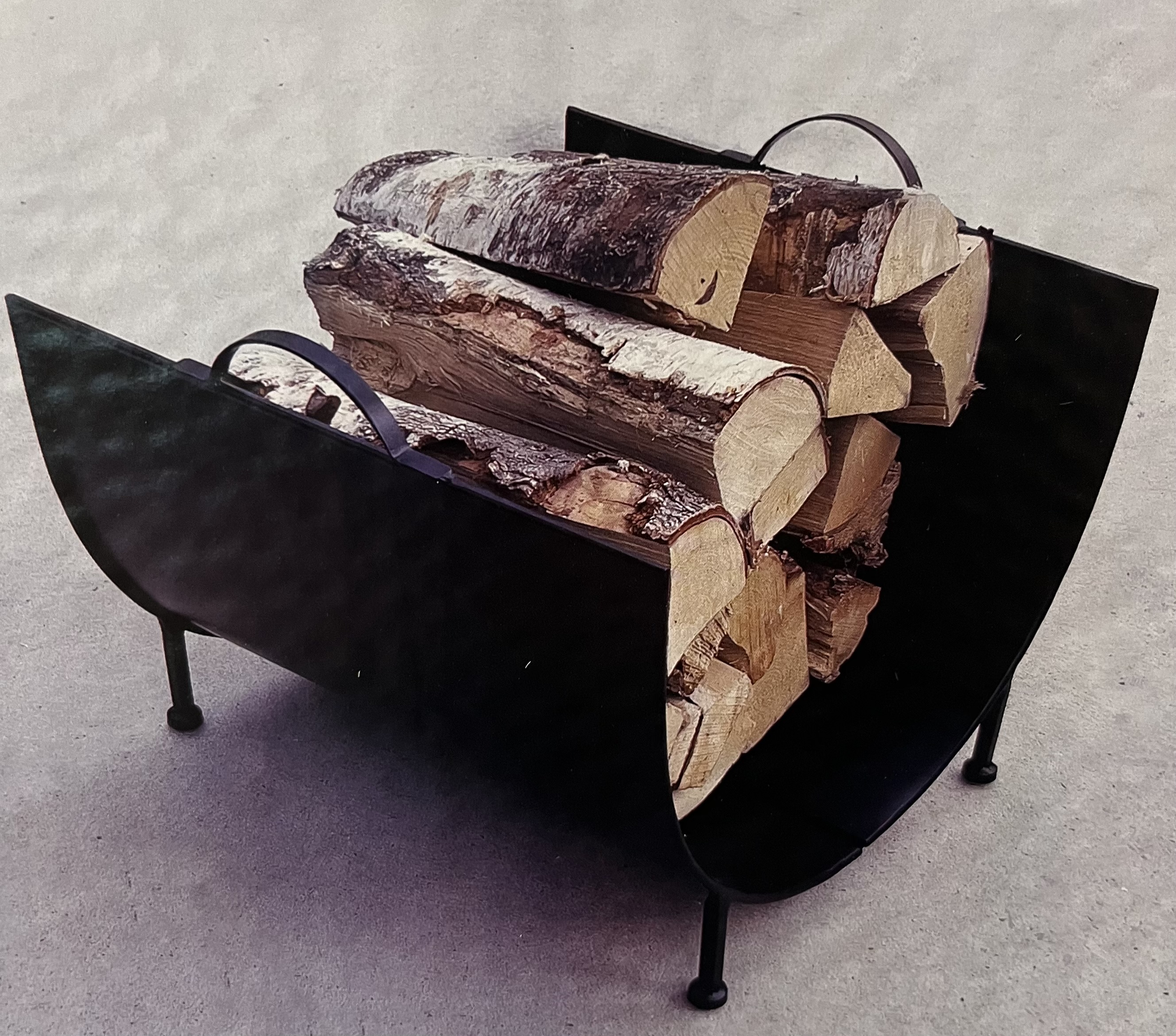 Vedställ 35X43,5X42,5 med staplade vedträn på ljust golv.