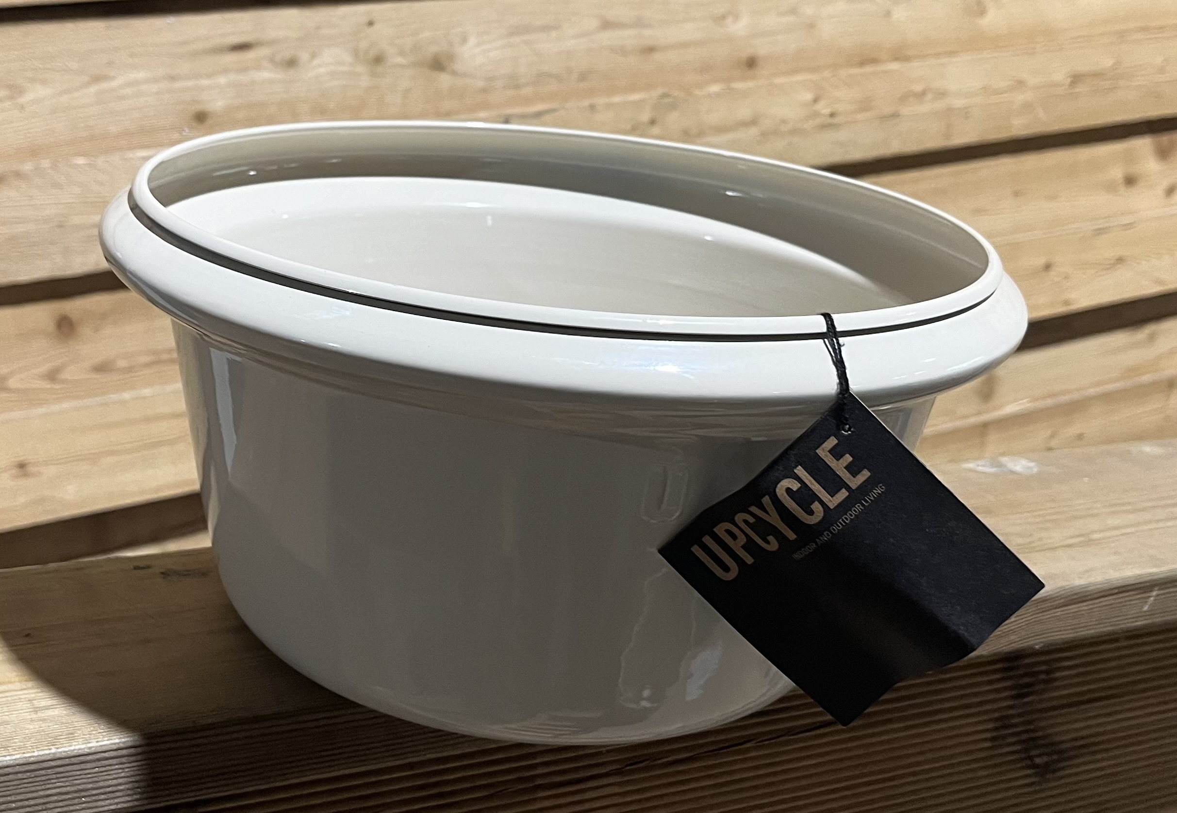 Verona skål 37x37x19 cremefärgad med svart UPCYCLE-tagg på en träyta, träbakgrund.