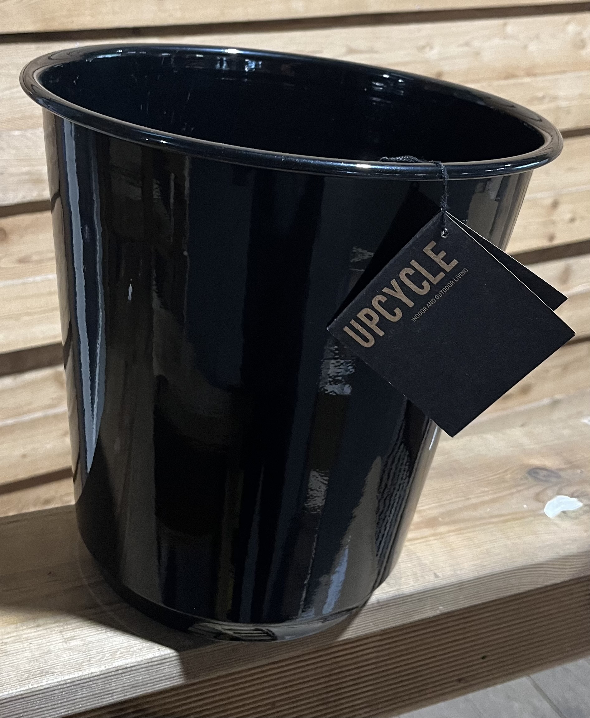 Ny ria 36x36x38 glänsande svart soptunna med UPCYCLЕ-tagg på en träyta.