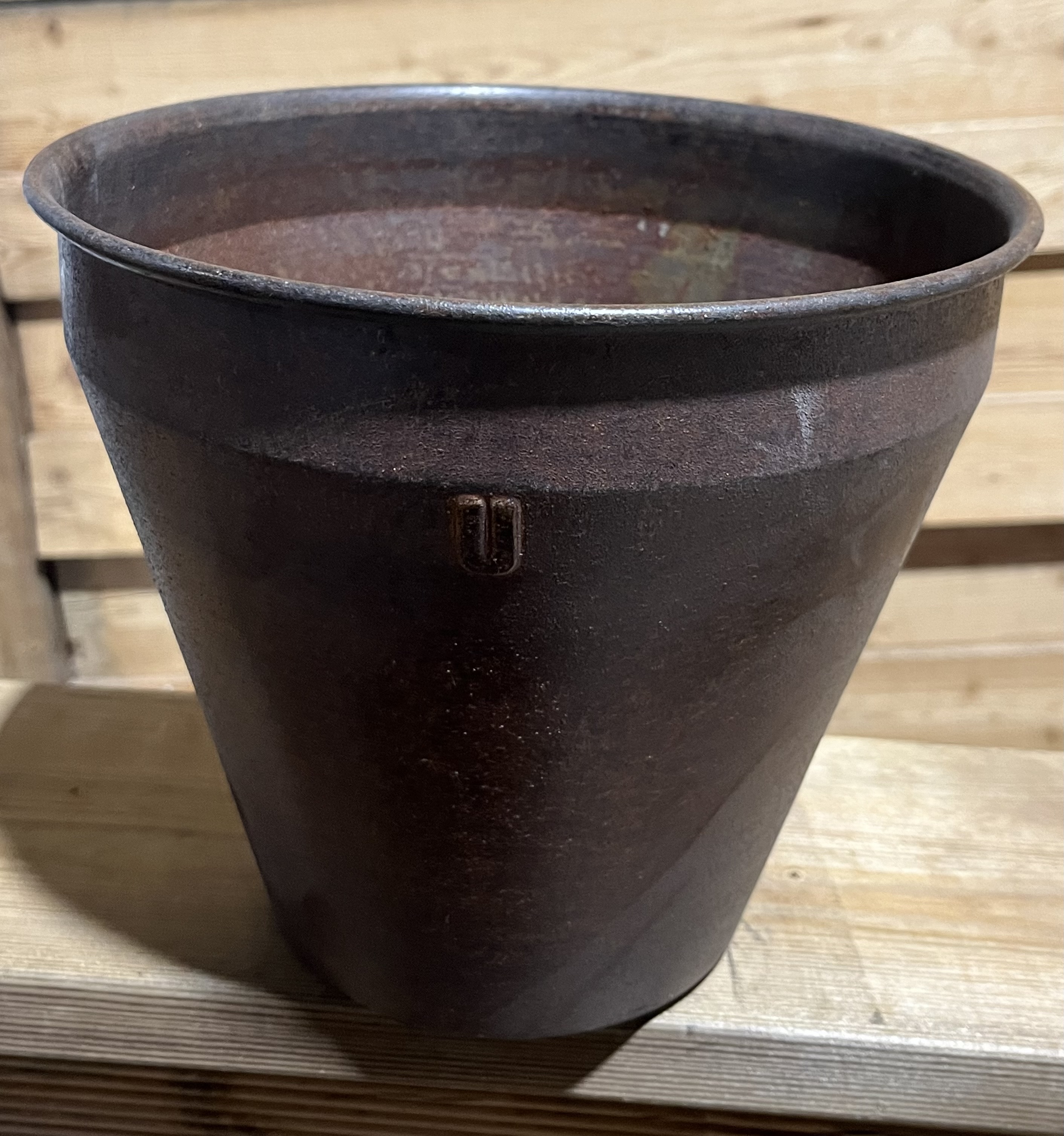 Rosthinken Konical 22,5x22,5x20 är placerad på en träyta.