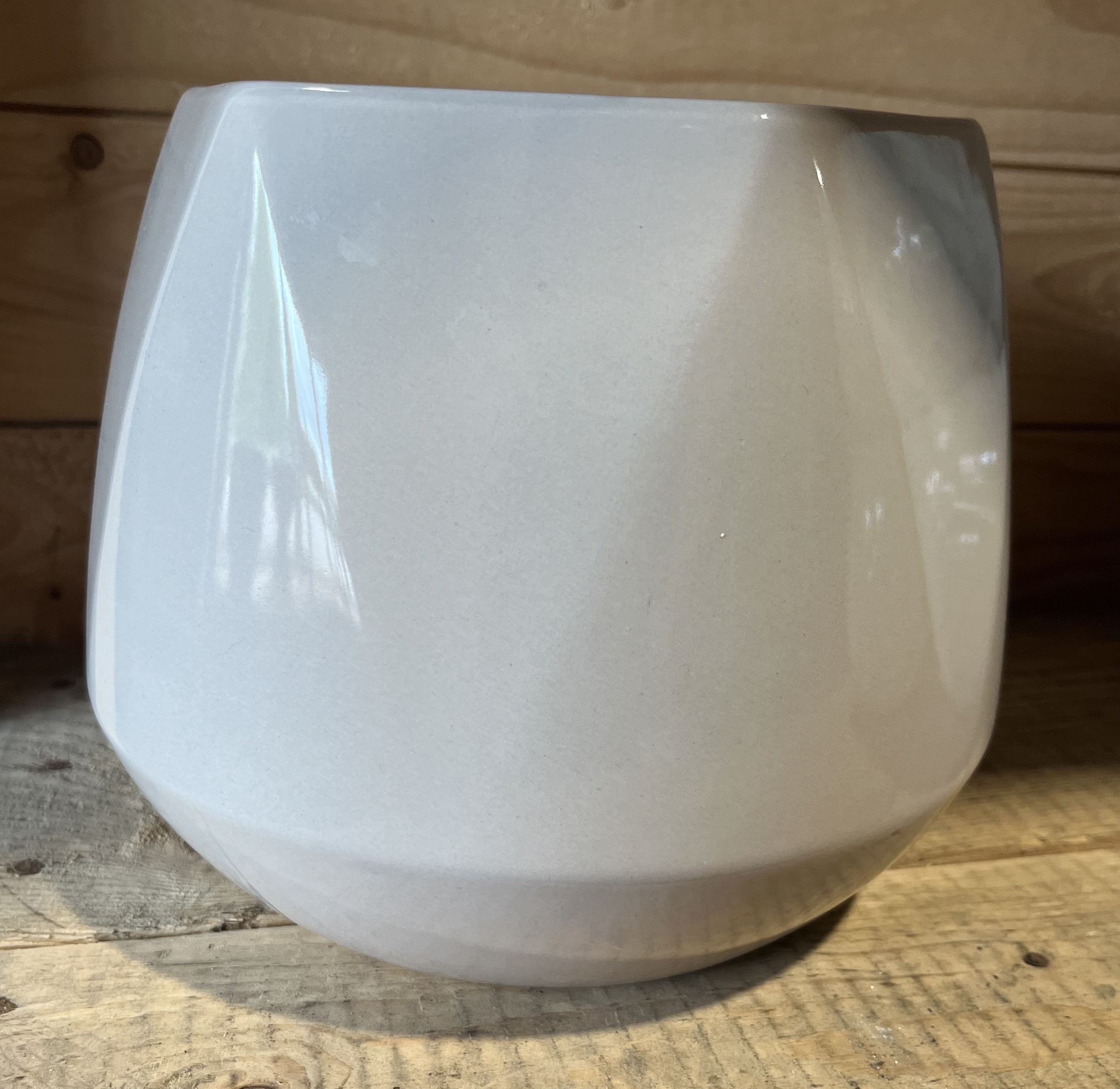 Keramikkruka grå D15 är en blank, ljusgrå keramikkruka på en träyta.