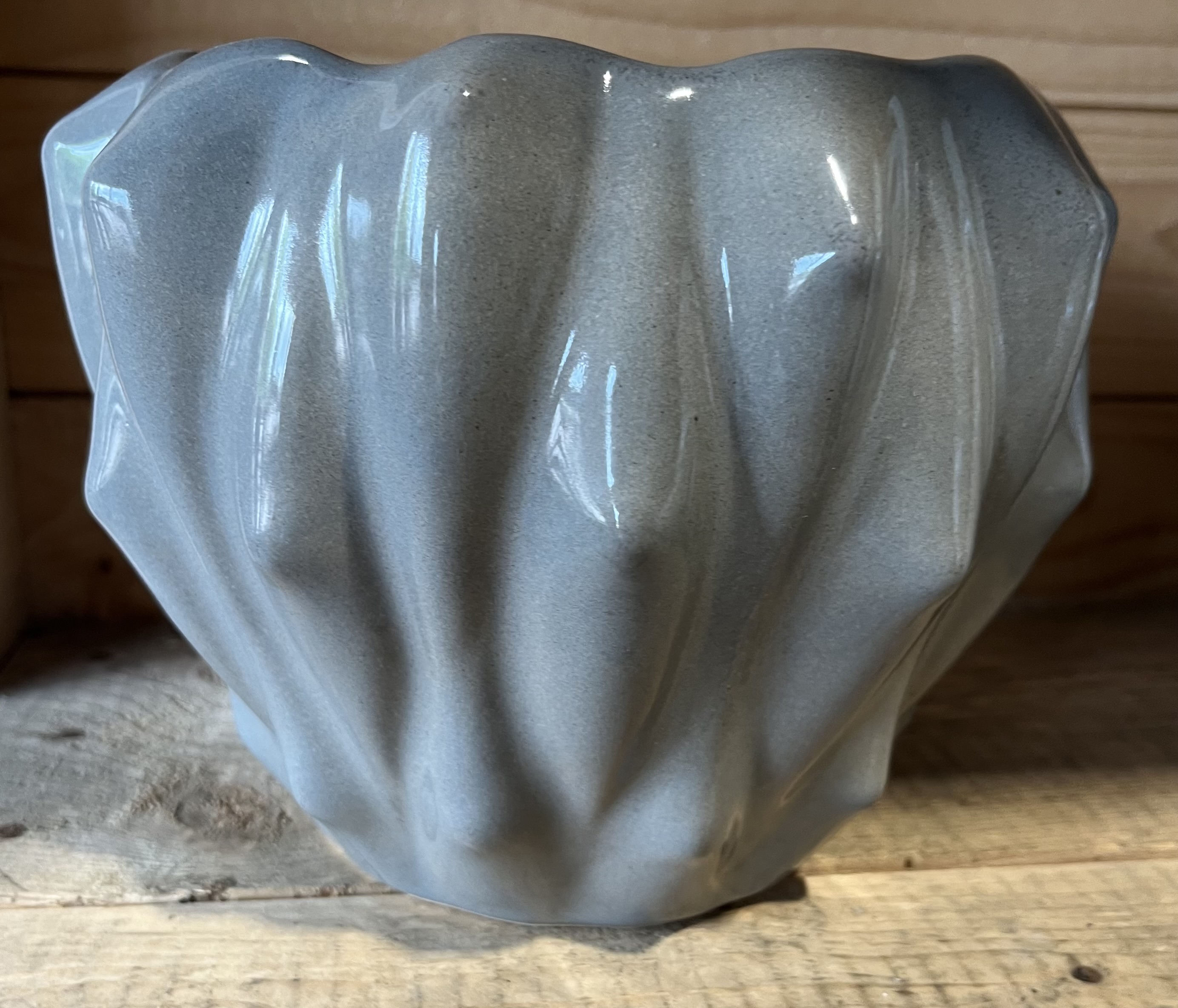 Keramikkruka grå D16 på en träyta.