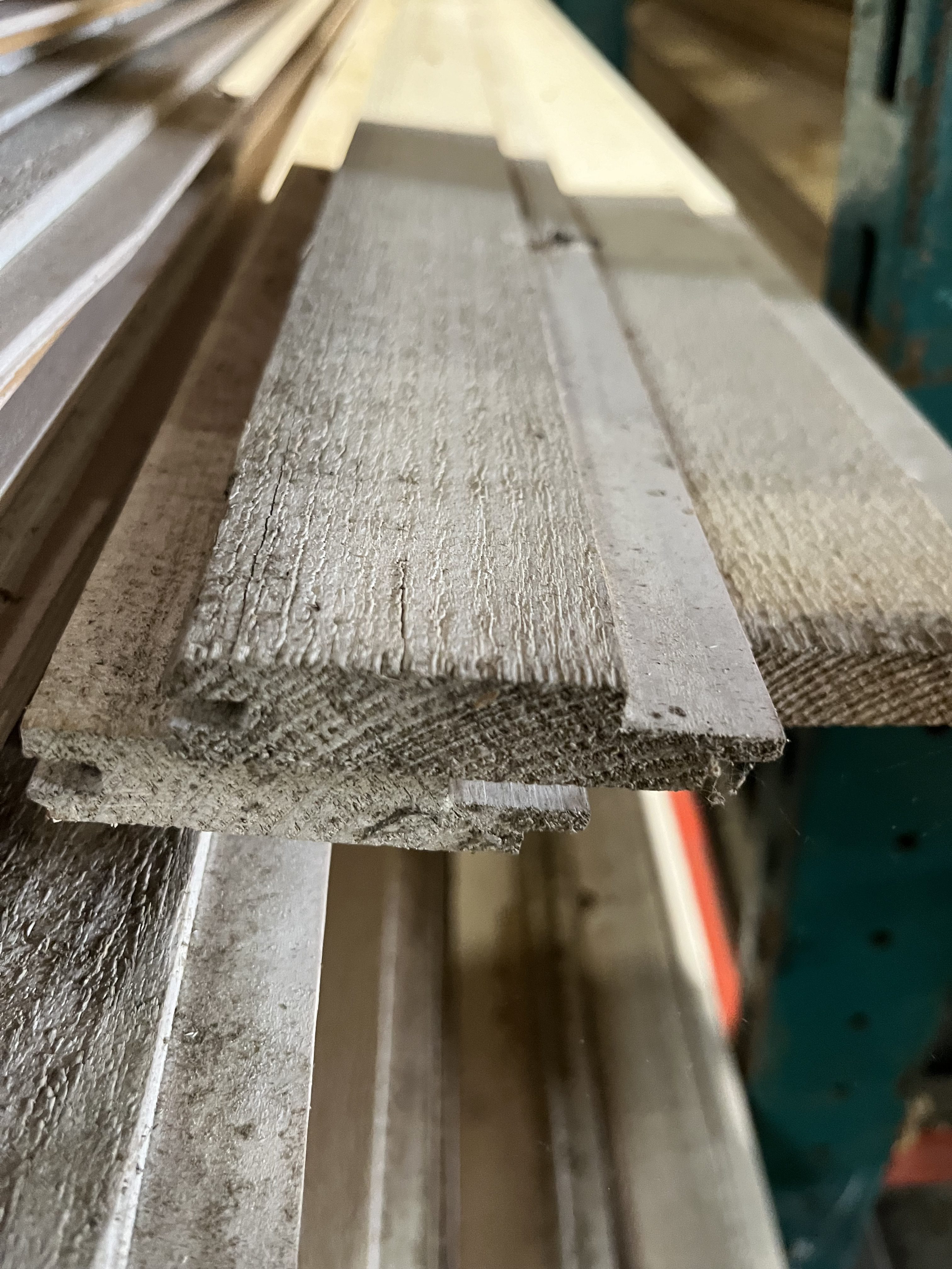 En stapel med Panel grundmålad 16x70 plankor.