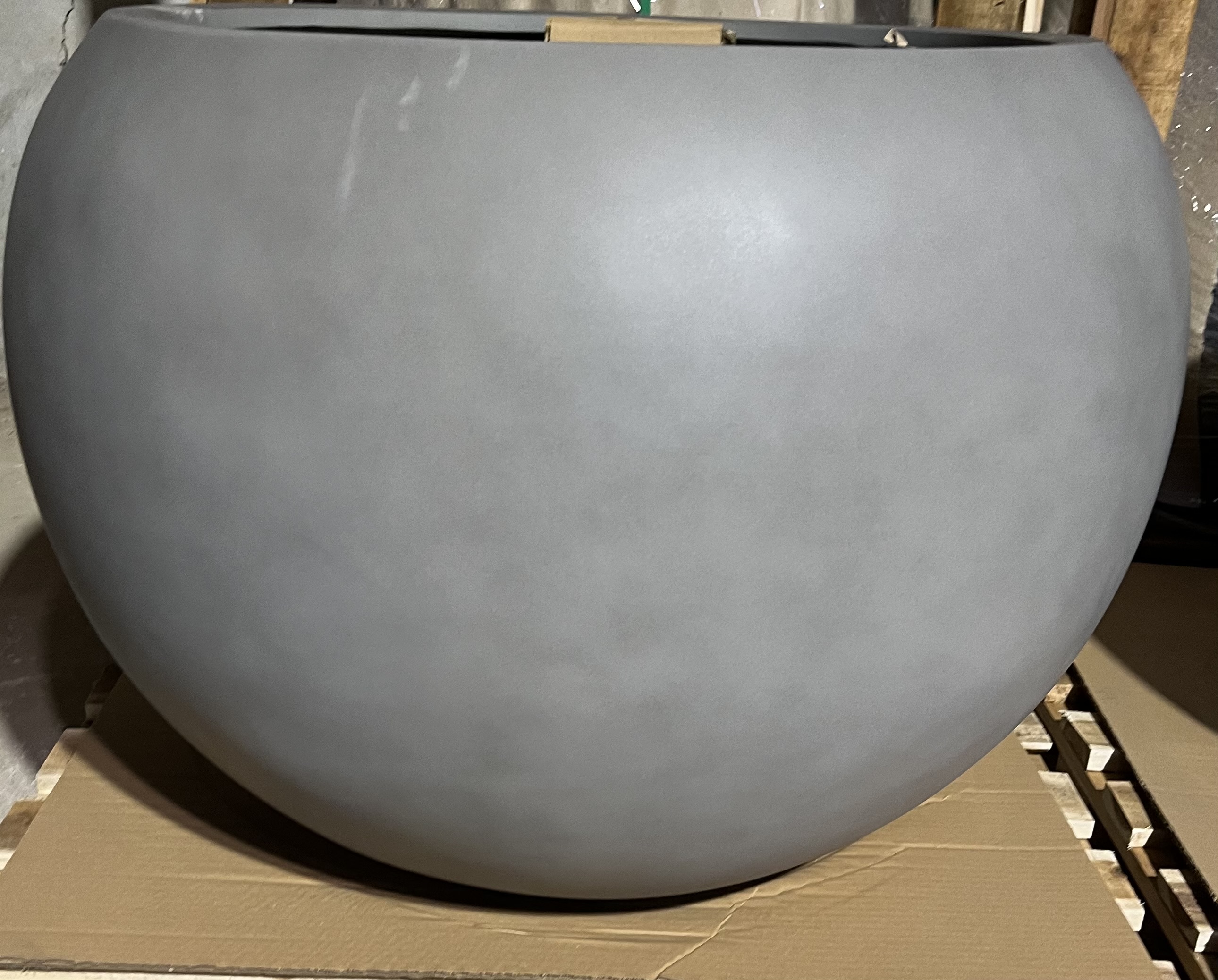 Kruka polycement 32x25 stor, rund grå planteringsgryta som visas inomhus på kartong.