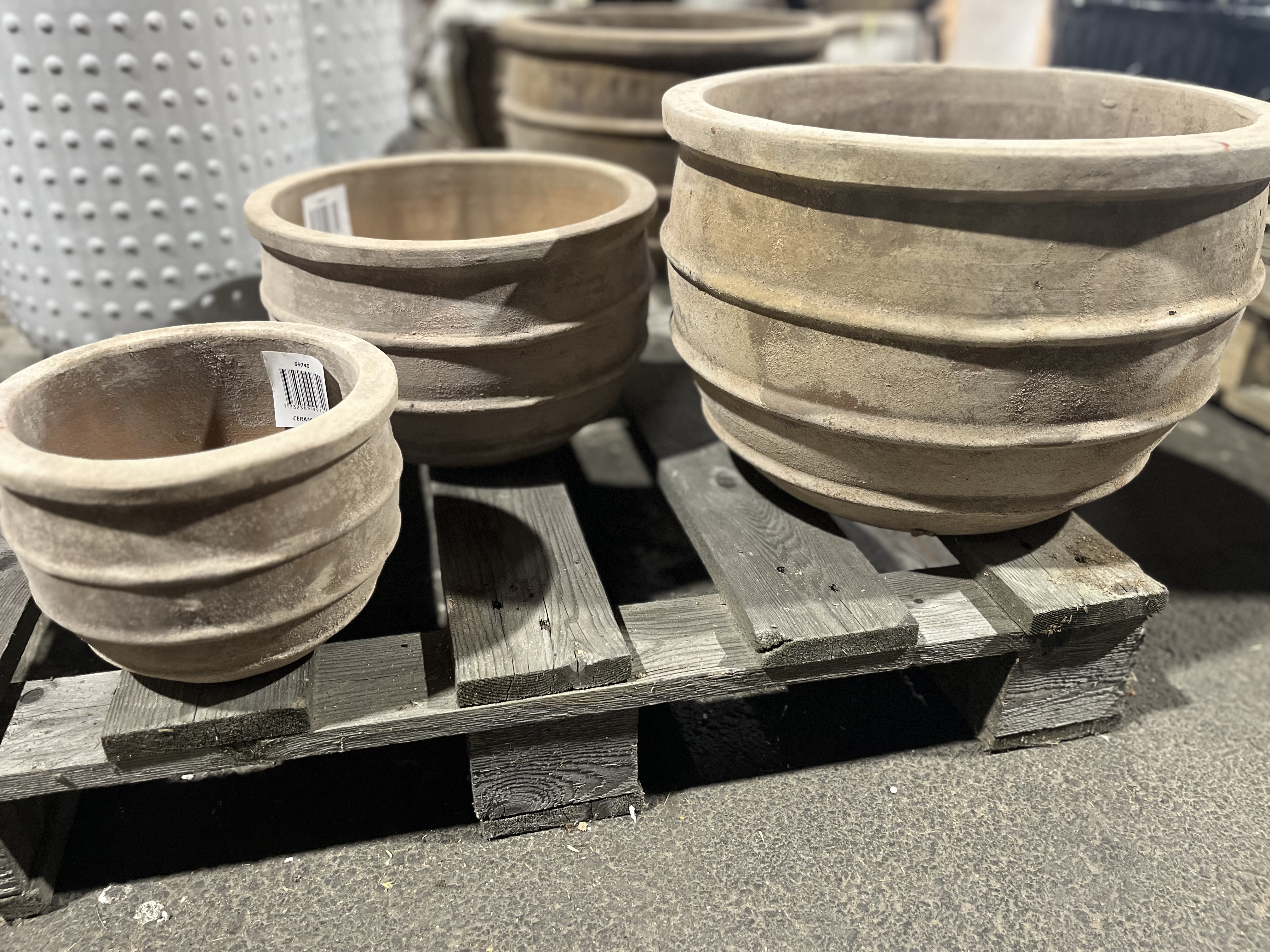 Kruka keramik rund XL krukor i olika storlekar på en träpall.