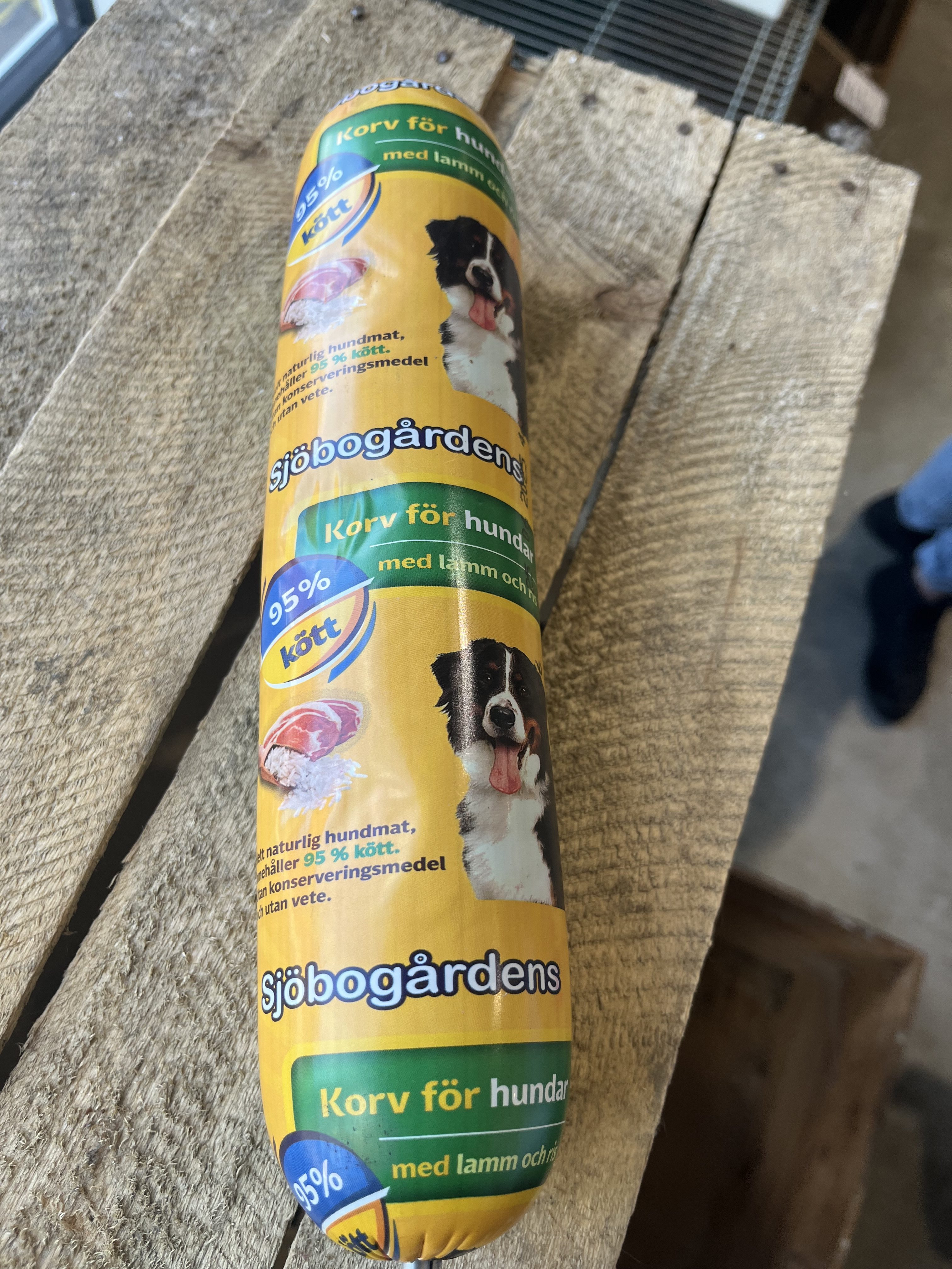 Sjöbogårdens Hundmat köttkorv lamm 1000g på en träyta.