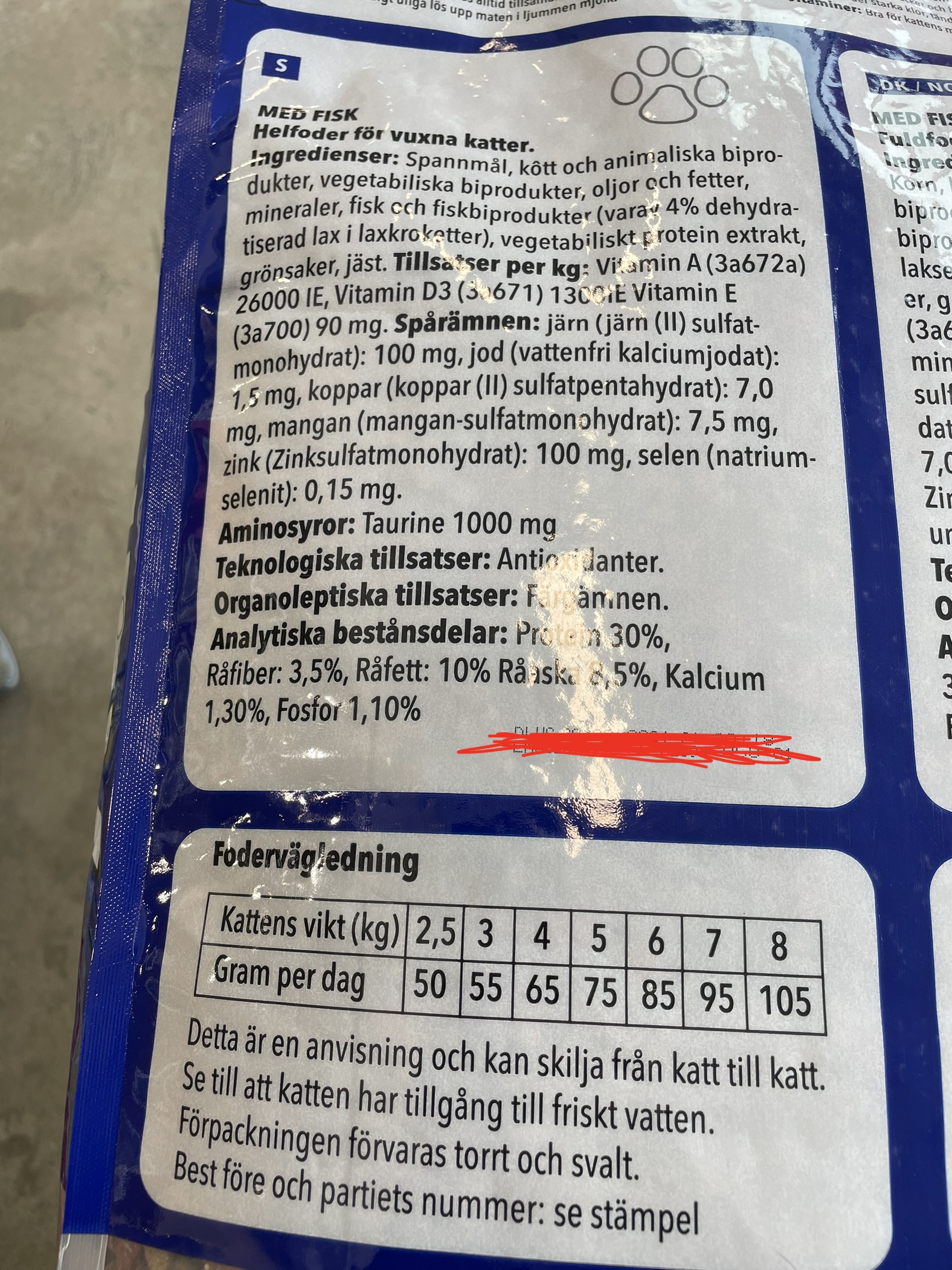 Kattmatsförpackning med näringsinformation och utfodringsguide på svenska.