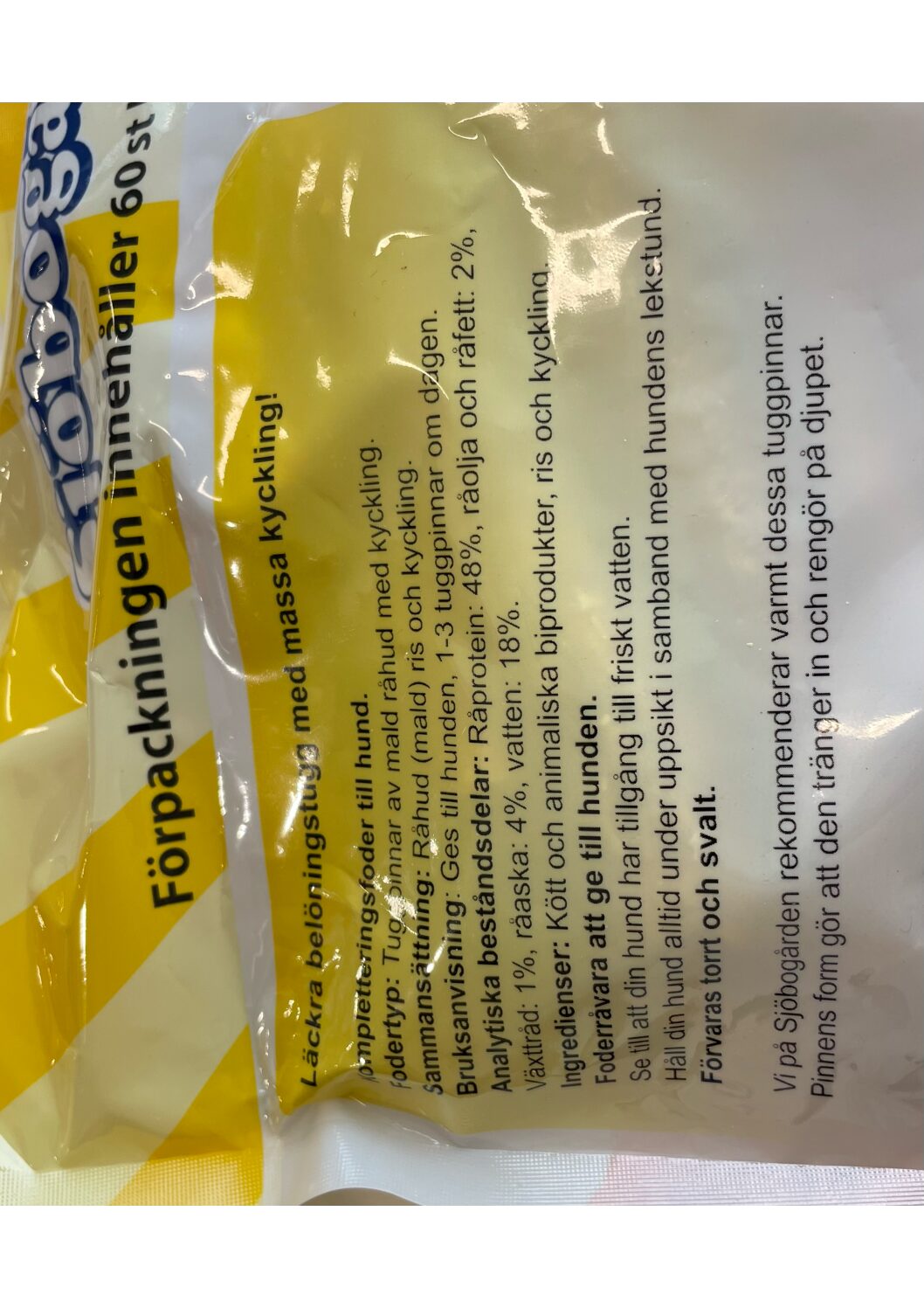 Gulvit godisförpackning med svensk text och svarttryckta instruktioner.