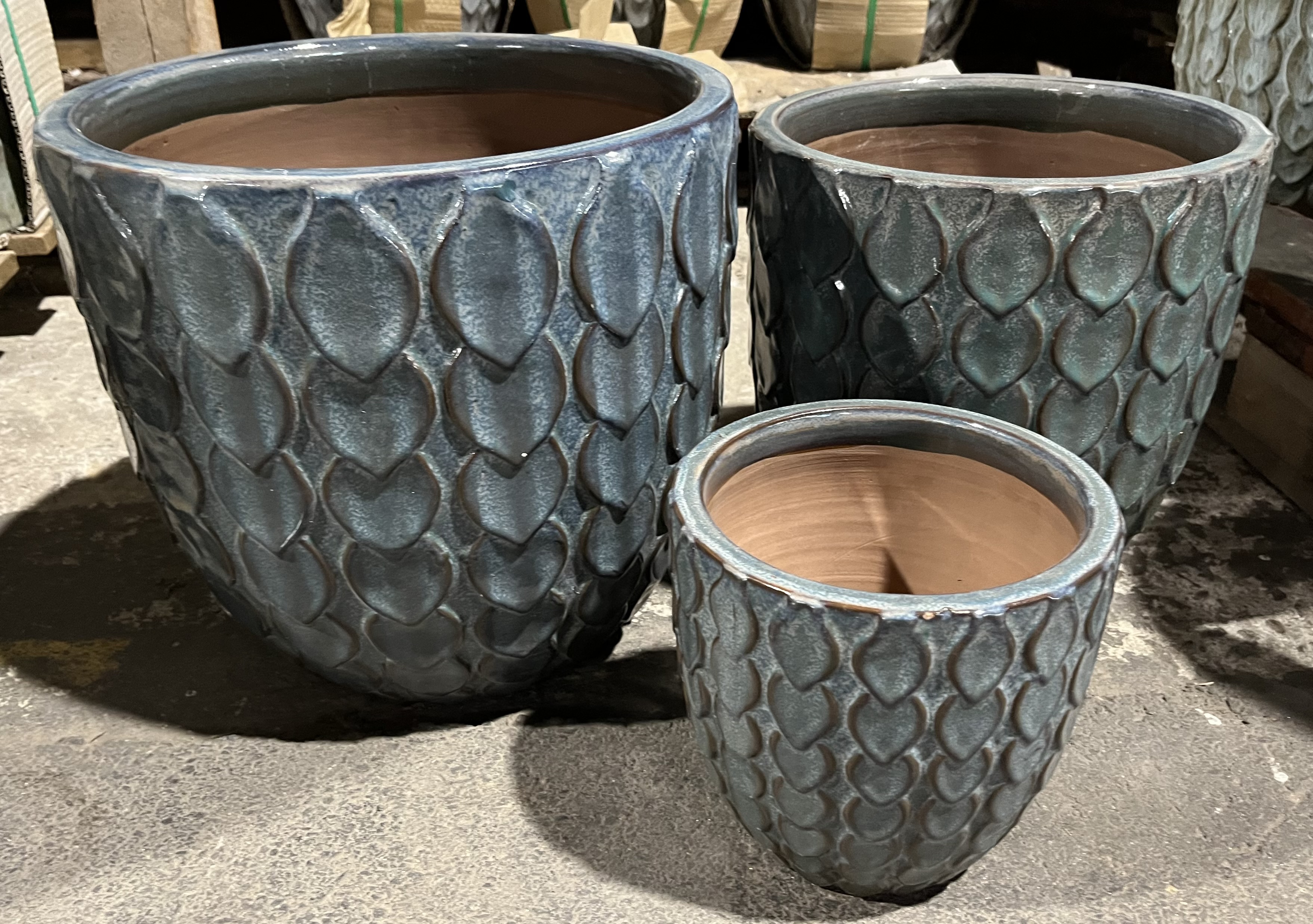 Kruka keramik blå - XL keramikkruka i blått står på ett betonggolv.