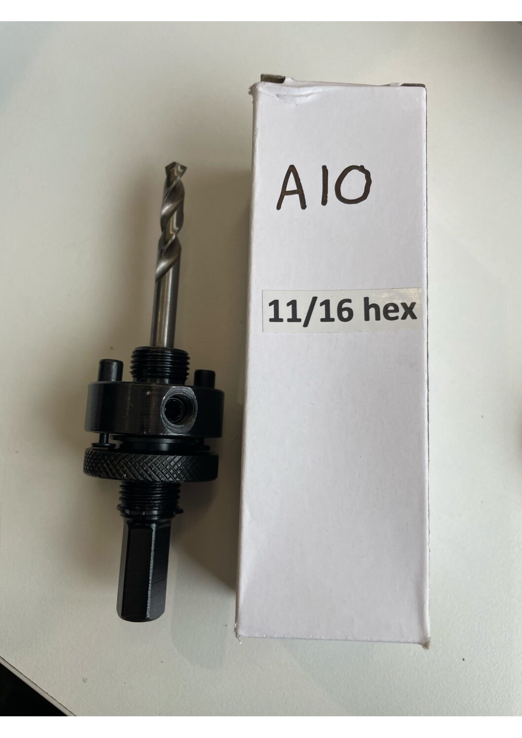 A10 Hållare borrhållare bredvid en vit låda märkt 11/16 hex och A10.