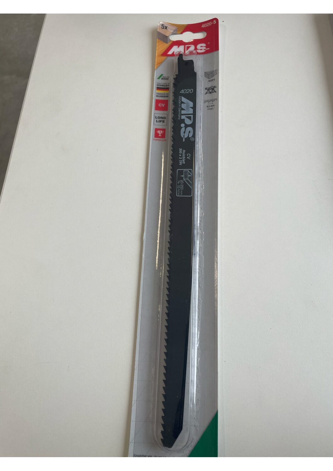 Förpackad Tigersågsblad Trä 300mm sågblad liggande på en vit yta.