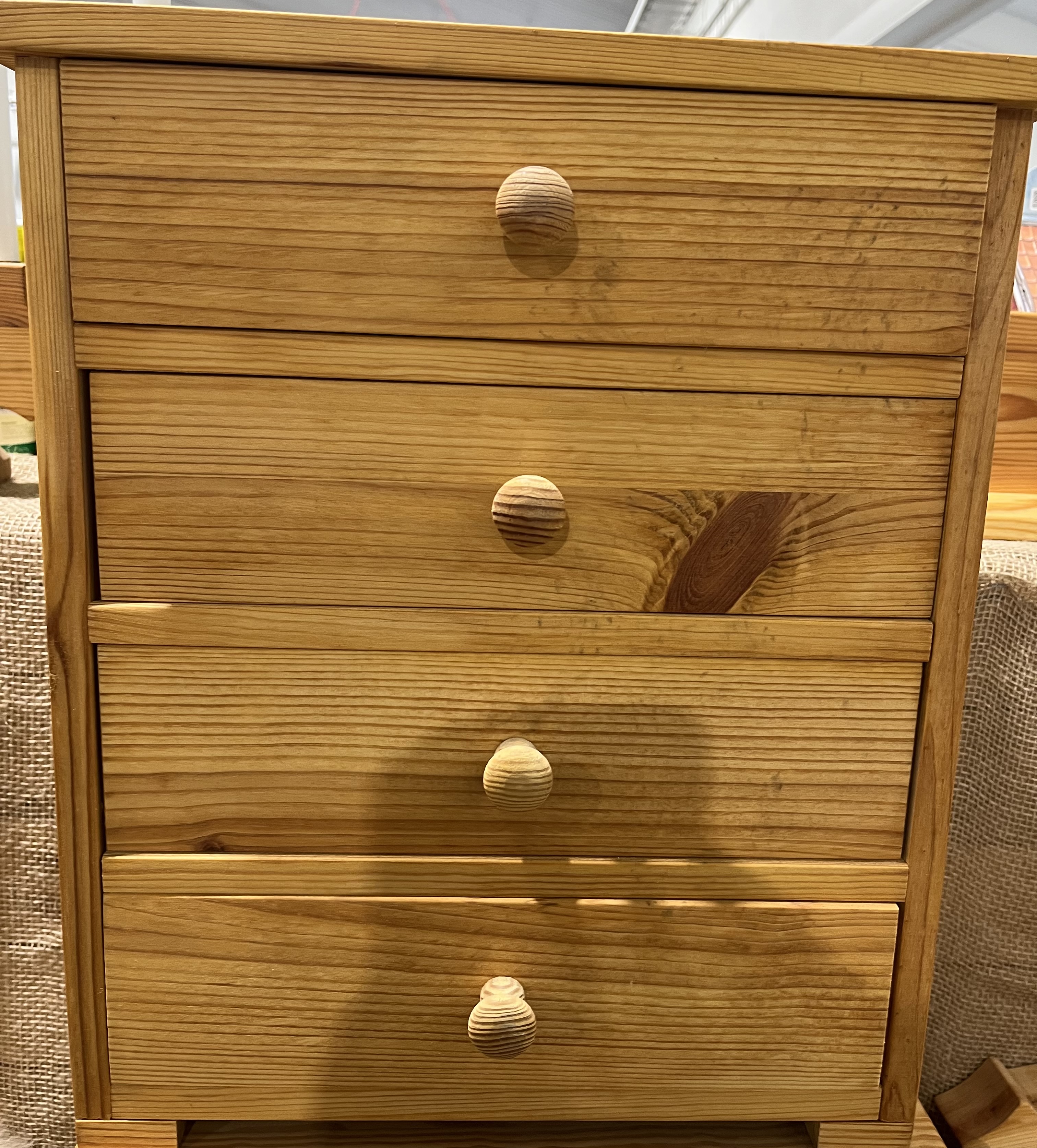 Träbyrå 4 lådor: liten träkista med fyra lådor och runda träknoppar.