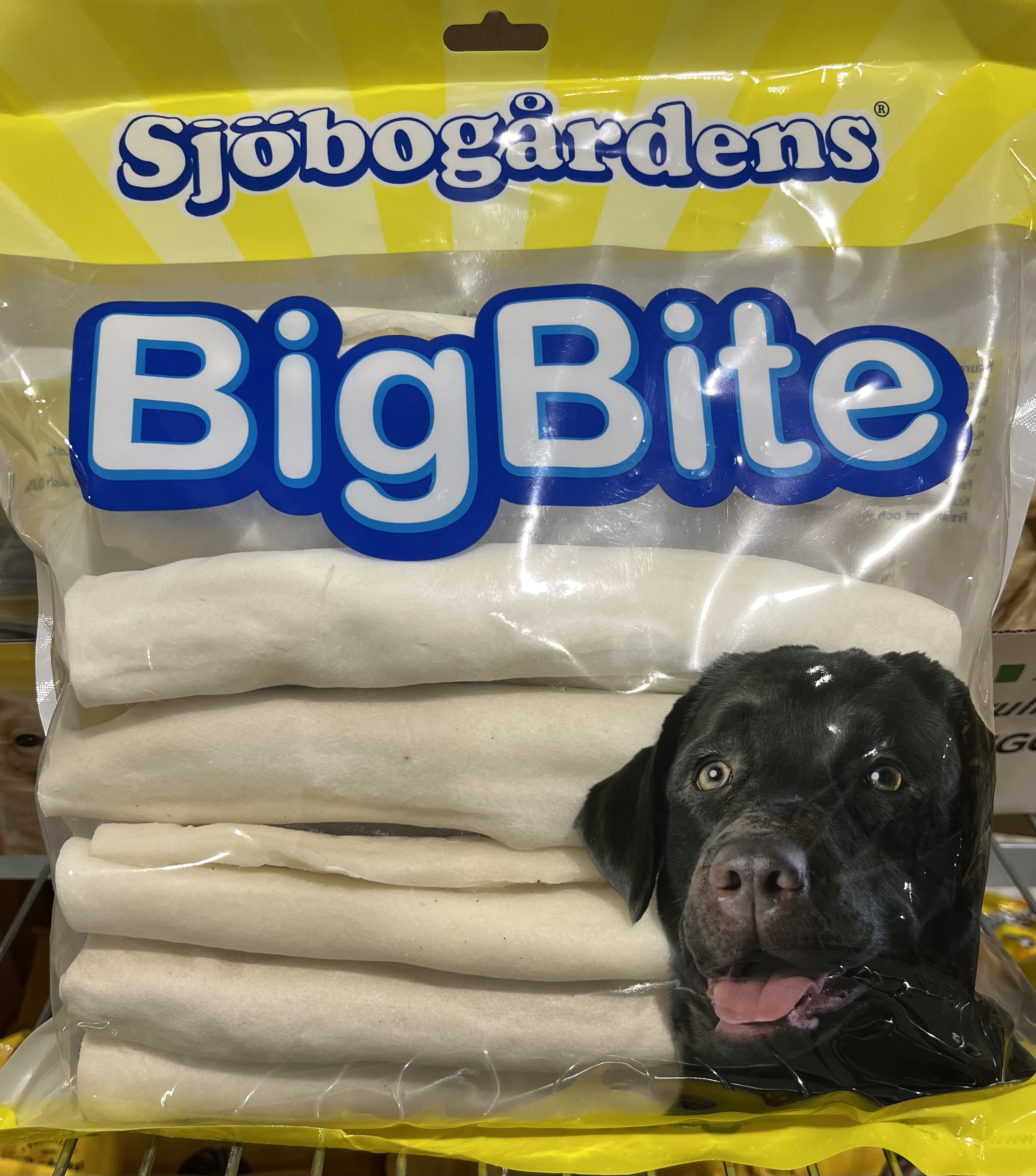 Förpackning med tuggtuggben av märket tuggrulle vit 10 p med foto av en svart hund på framsidan.
