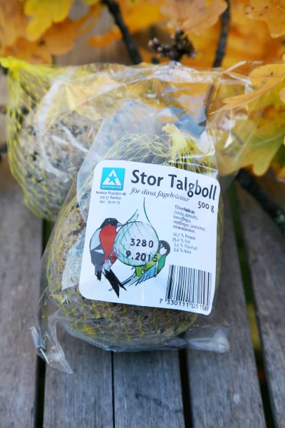 Ett paket Talgboll 500gr Nordstar talgbollar för fåglar på en träyta.