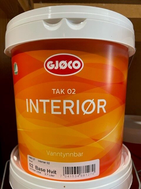 En 2,7 liters hink med Intergör 02 vit vattenbaserad vit interiörfärg med orange märkning.