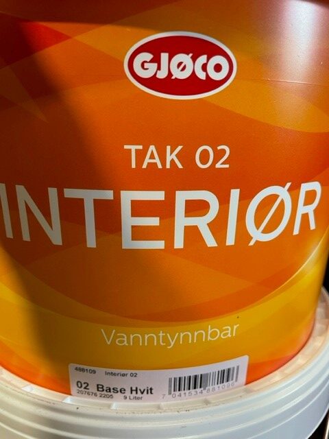 En 9L Intergör 02 vit interiörfärghink märkt Vanntynnbar och Base Hvit.